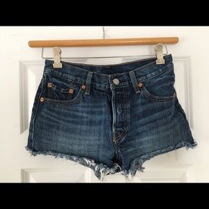 Levi’s jean short shorts size 25.